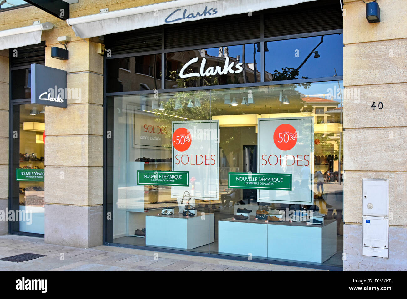 Clarks scarpe shopfront in Aix-en-Provence con 50% di sconto vendita poster  Bouches du Rhone, Provence-Alpes-Côte d'Azur, in Francia Europa Foto stock  - Alamy