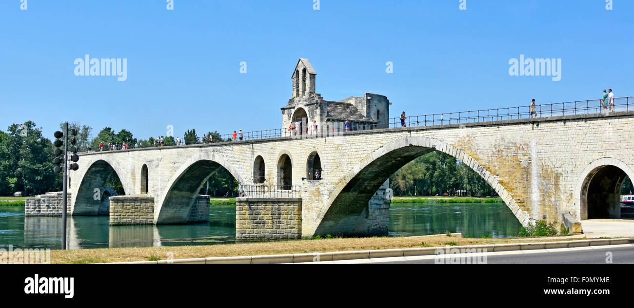 Rimangono quattro archi del famoso ponte medievale di Pont d'Avignon e la cappella di San Nicola sul fiume Rodano ad Avignone Francia, un sito patrimonio dell'umanità dell'UNESCO Foto Stock