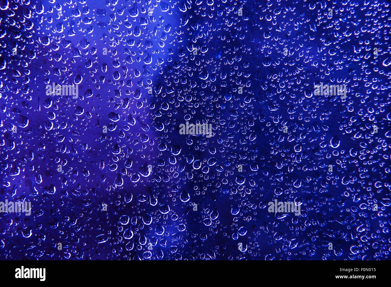 Blu Perle di acqua dello sfondo. Blue vetro bagnato foto sullo sfondo. Foto Stock