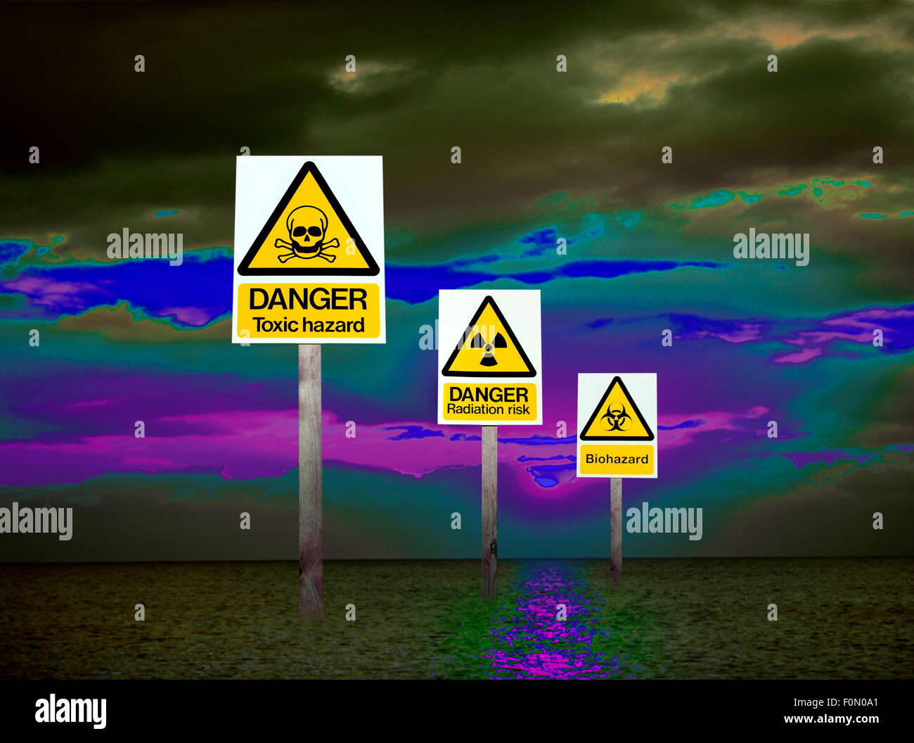 Tre segni di avvertenza dei pericoli per la salute e pericoli ambientali in una immagine digitale che illustra un mondo di aria inquinata e mare. Foto Stock