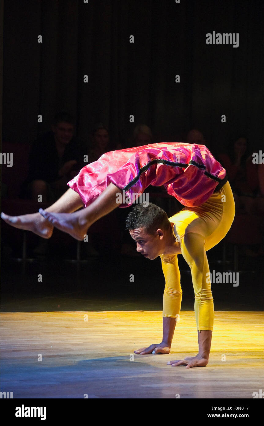 Ritratto verticale di un contortionist esibirsi sul palco. Foto Stock