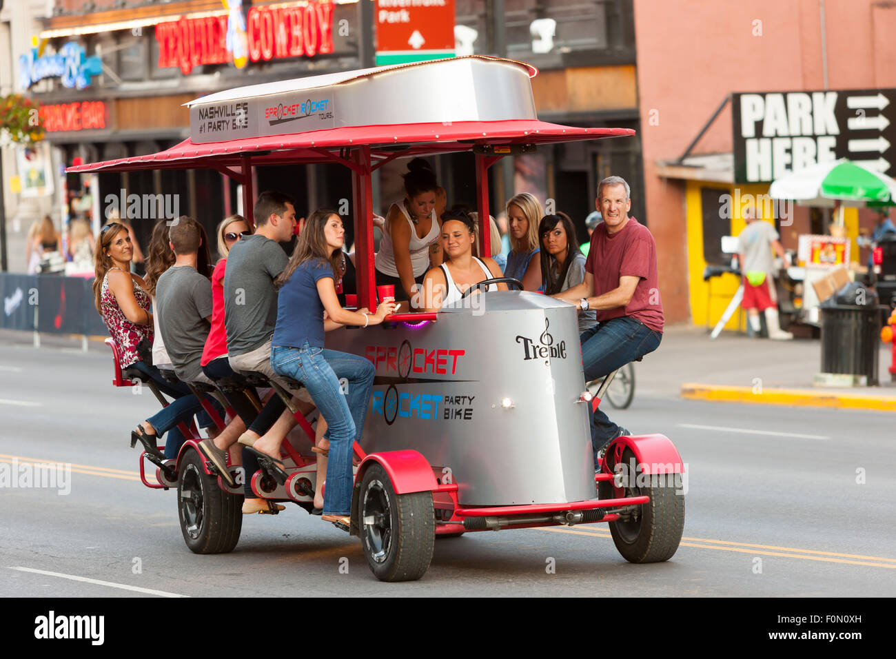 Persone pedale un pignone Parte a razzo bici sul lower Broadway a Nashville, nel Tennessee. Foto Stock
