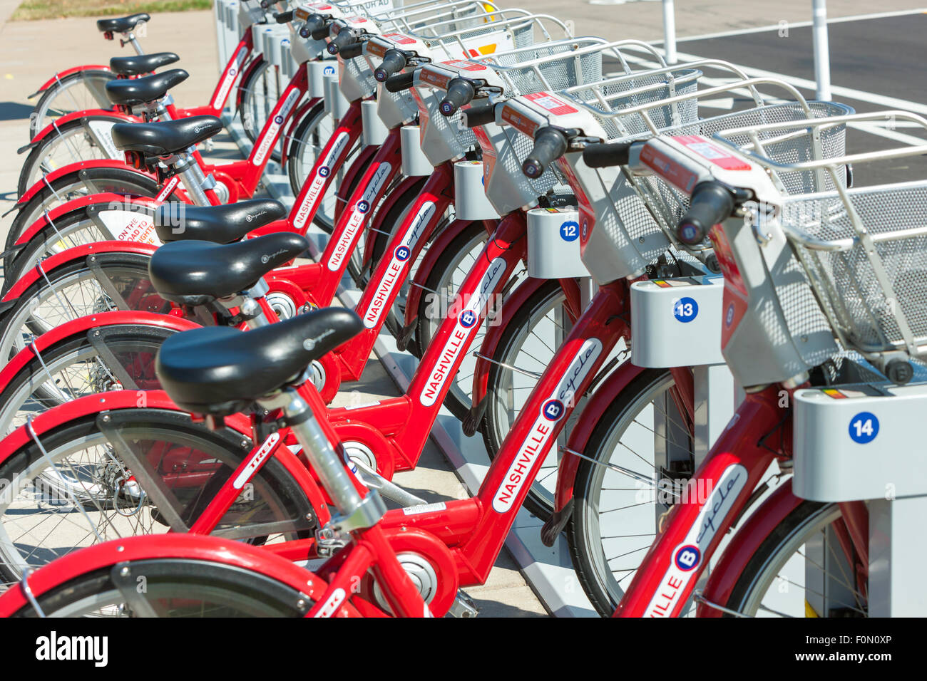 B ciclo-bike sharing biciclette programma ormeggiata presso il Cumberland Park B-stazione di Nashville, Tennessee. Foto Stock