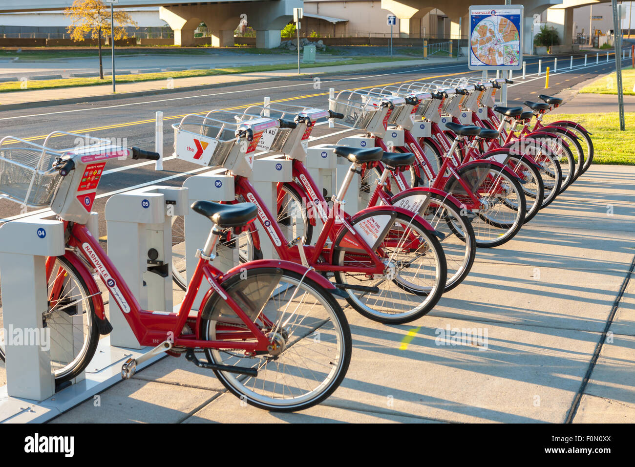 B ciclo-bike sharing biciclette programma ormeggiata presso il Cumberland Park B-stazione vicino Nissan Stadium di Nashville, Tennessee. Foto Stock