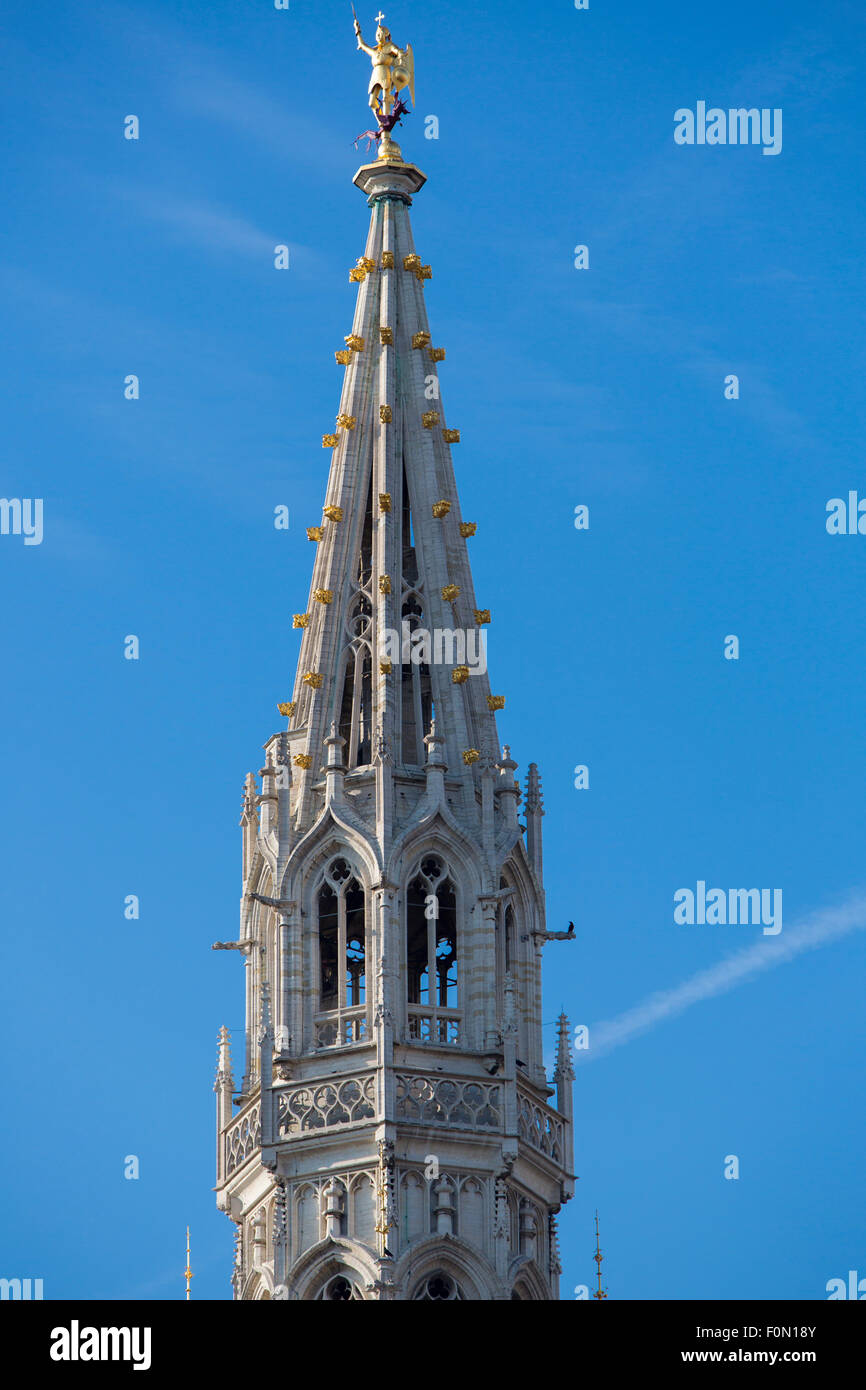 La parte superiore della torre medievale sulla Grand Place di Bruxelles in Belgio Foto Stock