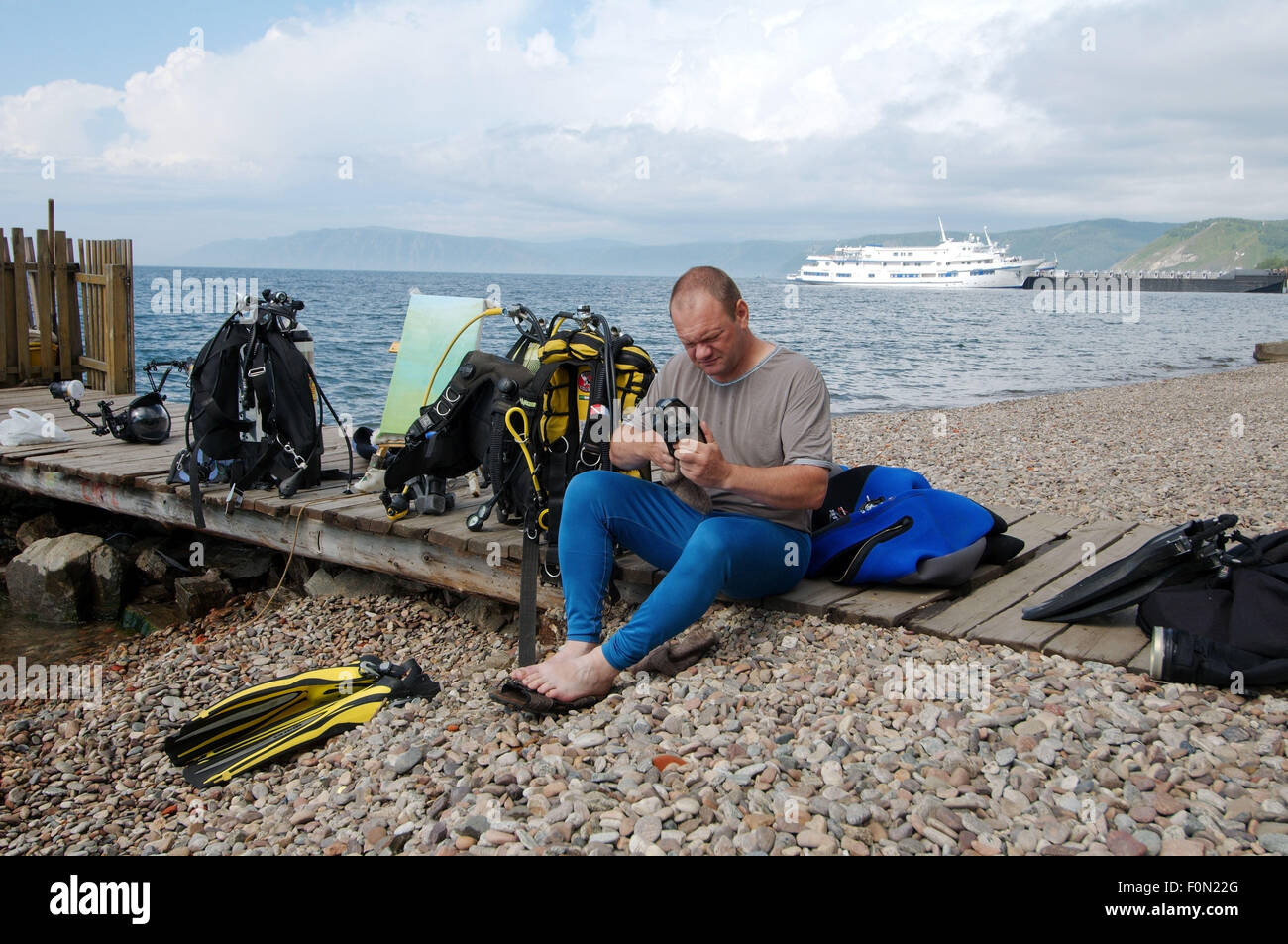 Lago Baikal, Siberia, Russia. 15 ottobre, 2014. Artista subacquea Yuriy Alexeev (Yuri Alekseev) indossa scuba per disegnare immagini sotto l'acqua. Lago Baikal, Listvyanka, Irkutsky distretto, Oblast di Irkutsk, Siberia, Russia, Eurasia. © Andrey Nekrasov/ZUMA filo/ZUMAPRESS.com/Alamy Live News Foto Stock