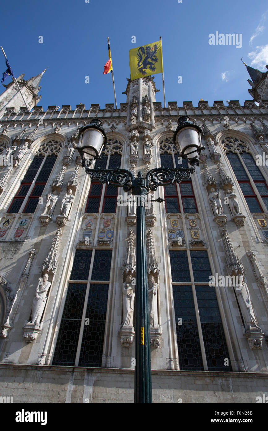 Il Palazzo Provinciale in Bruges Town Square in Bruges con il Velgain e bandiere Flamish, Belgio Foto Stock