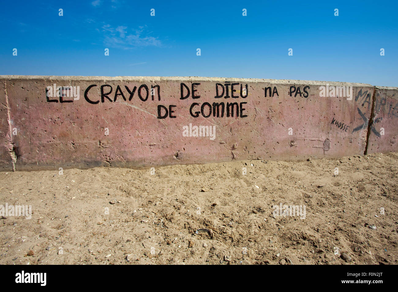 Messaggio su un muro dicendo che la matita di dio non ha la gomma eraser in Saint Louis, Senegal, 2010 Foto Stock