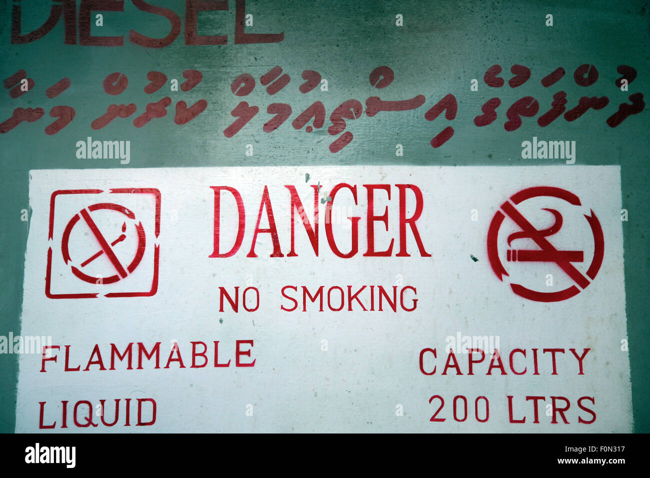 Pericolo verde segno, non fumare, un contenitore contenente un liquido infiammabile. Foto Stock