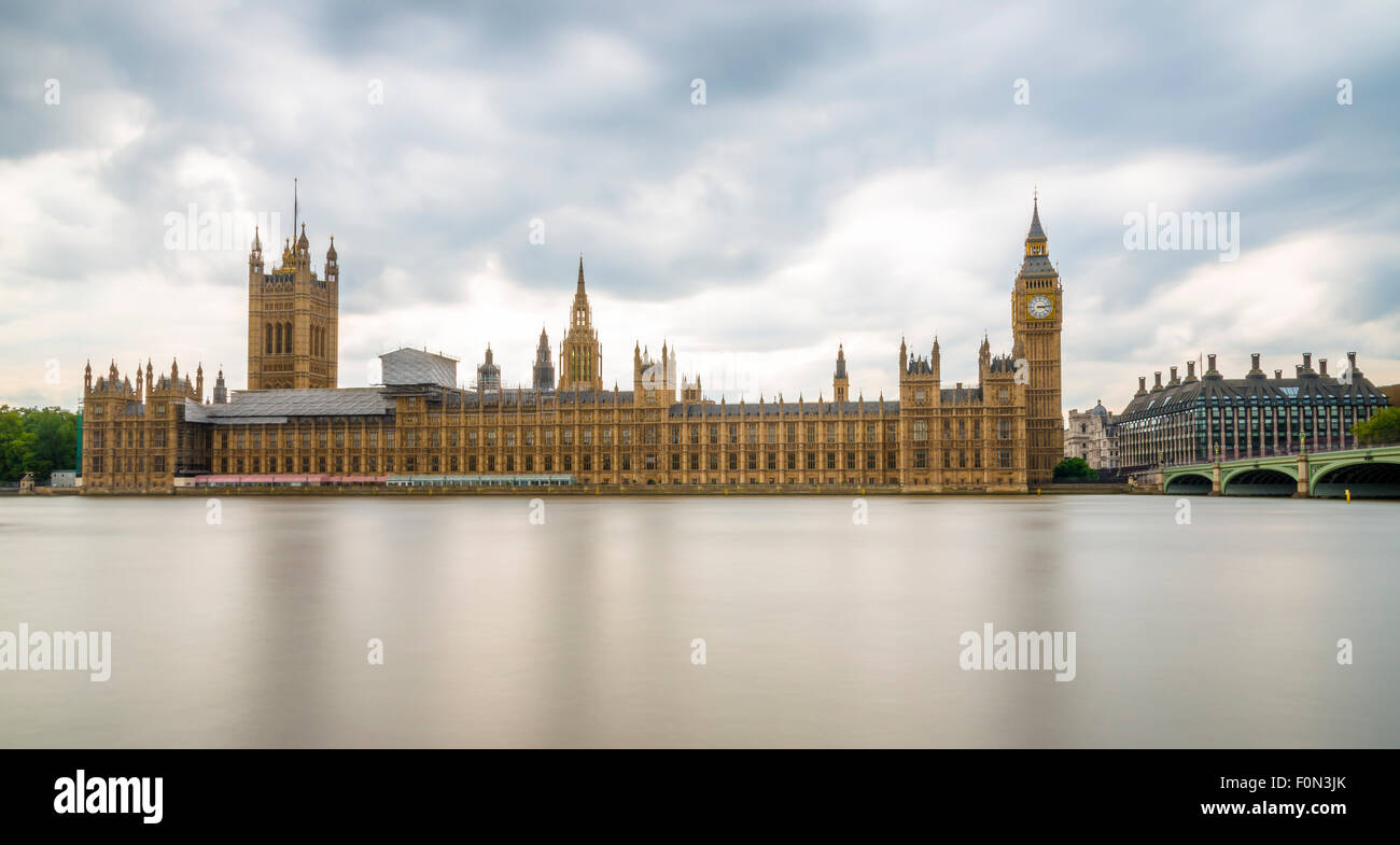 Una lunga esposizione colpo di Big Ben e le Camere del Parlamento, London, Regno Unito Foto Stock