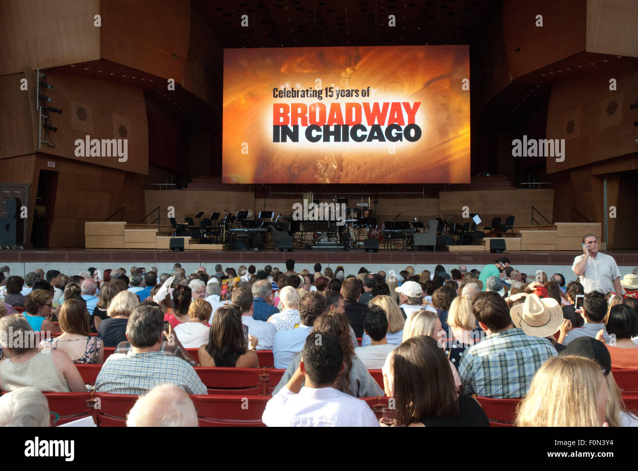 Chicago, Illinois, Stati Uniti d'America. 17 Ago, 2015. Domenica, 17 agosto, la Broadway di Chicago hanno deliziato il pubblico si sono riuniti nel Millennium Park Chicago con un'anteprima di 10 musicals che sarà la riproduzione nella città ventosa. Le esibizioni hanno avuto luogo presso il Pritzker Pavillion, un luogo aperto nel cuore di Chicago. Janet Davies, reporter su ABC-TV è stato il maestro delle cerimonie per la serata. Un grande schermo al di sopra dello stadio hanno mostrato la performance dal vivo, in modo che le migliaia di teatro-frequentatori potrebbe vedere la mostra. Dopo l inno nazionale, un omaggio a Broadway è stato mostrato sullo schermo, seguita da performa Foto Stock