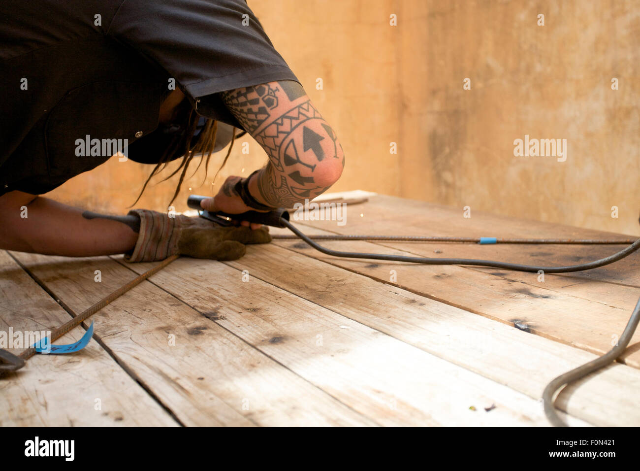 Saldatore lavoro su tubi di metallo nella boccola in Mali Foto Stock