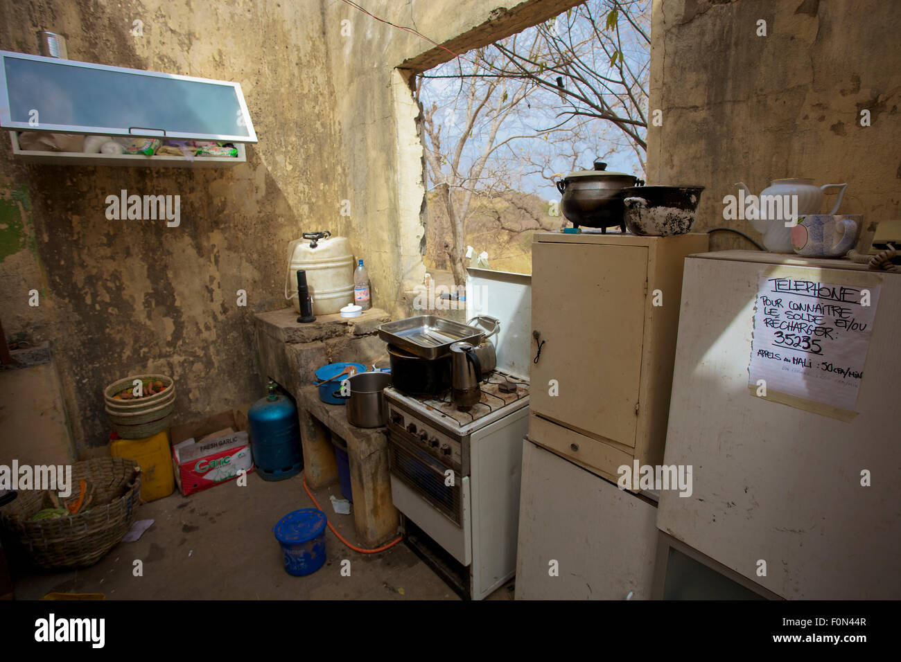 Incredibile la luce del mattino su cucina nel campo vicino Kayes, Mali, Africa occidentale. Foto Stock