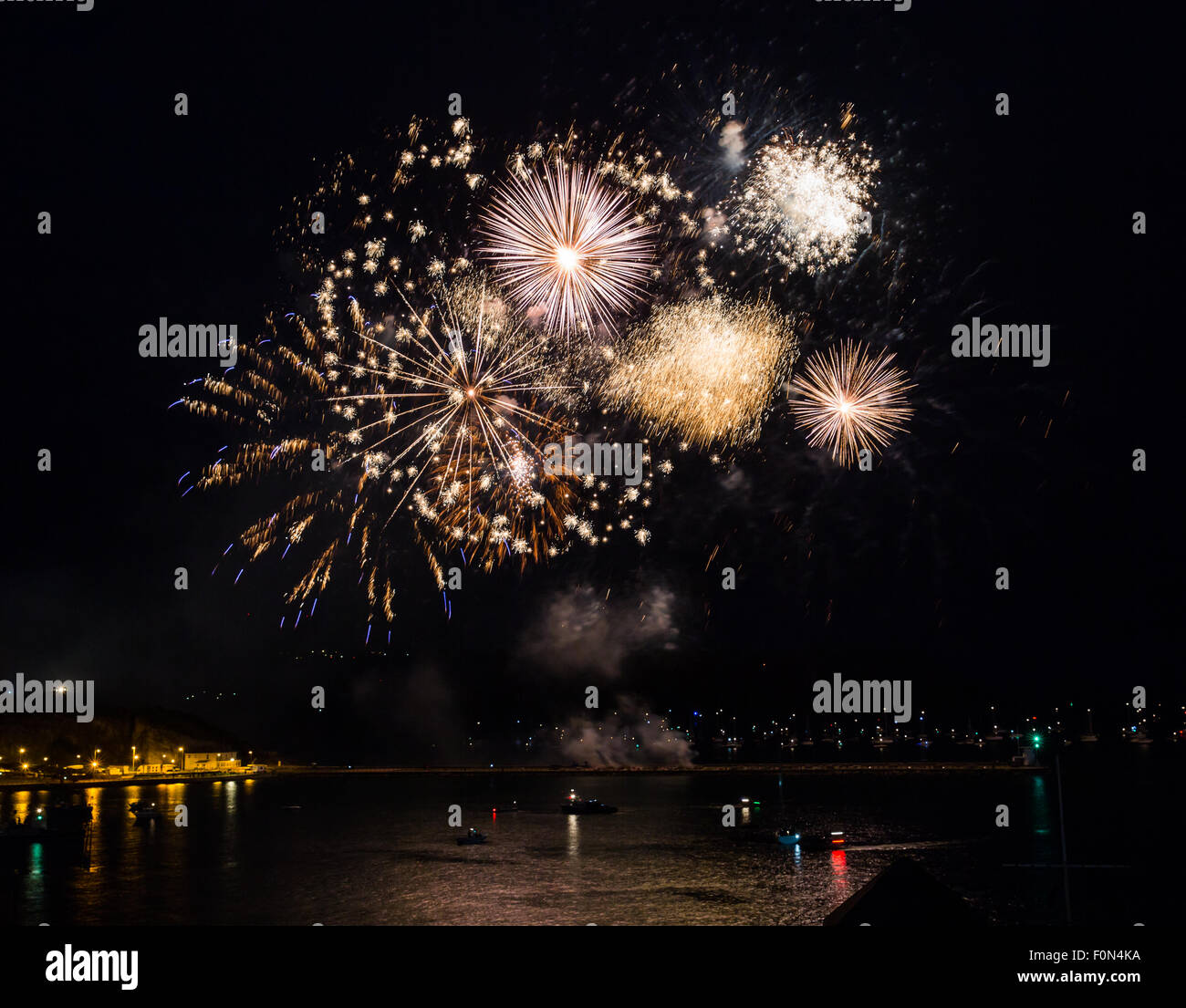 Plymouth, UK. 18 Agosto, 2015. Parte del Phoenix Fireworks display presso il British fuochi d' artificio campionati - 18 agosto 2015 a Plymouth Regno Unito. La società ha utilizzato 540kg di esplosivi per il display. Costo di circa £ 26.000. Credito: Anna Stevenson/Alamy Live News Foto Stock