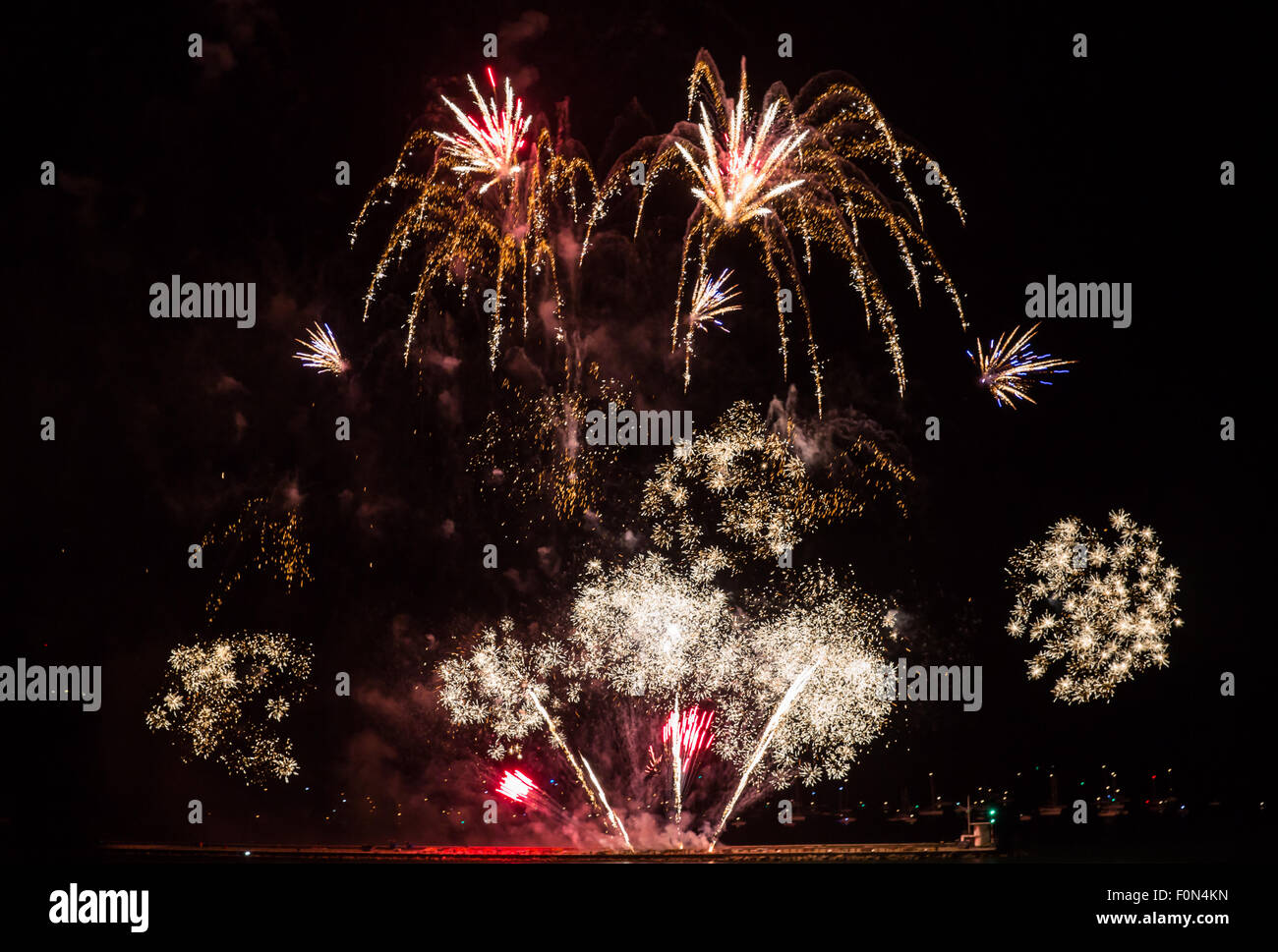 Plymouth, UK. 18 Agosto, 2015. Il display Spyrotechnics presso il British campionati di fuochi d'artificio 18 agosto 2015 a Plymouth Regno Unito. Con tutti i tipi di forme e colori. Credito: Anna Stevenson/Alamy Live News Foto Stock