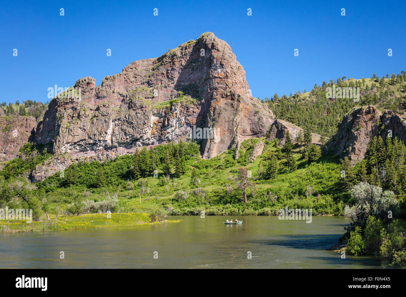 La pesca alla trota sul fiume Missouri a Hardy area torrente vicino a Great Falls, Montana. Foto Stock
