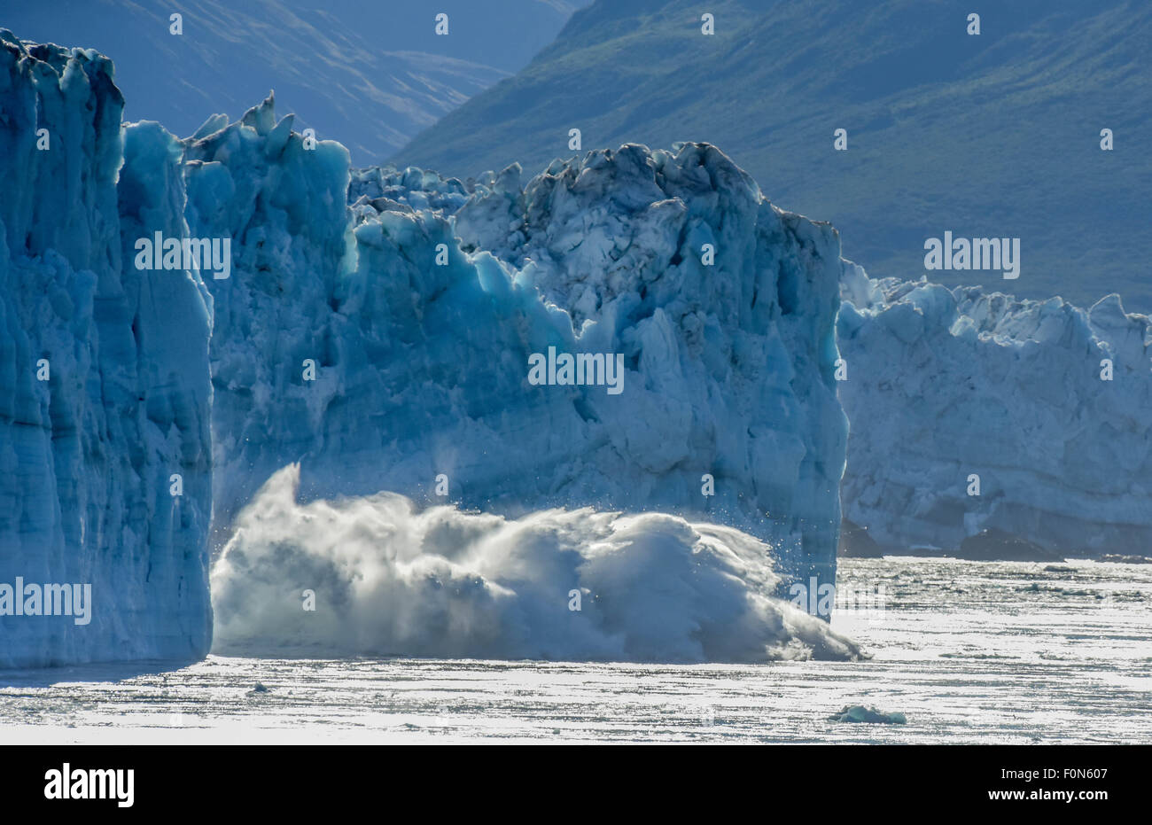 Crociera in Alaska - ghiacciaio calving - Hubbard - riscaldamento globale & cambiamento climatico - un iceberg sciogliente vitelli - St. Elias Alaska - Yukon, Canada Foto Stock
