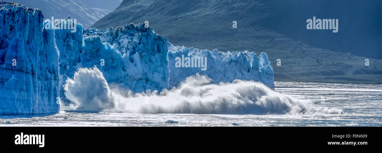 Crociera in Alaska - ghiacciaio calving - Hubbard - riscaldamento globale & cambiamento climatico - un iceberg sciogliente vitelli - St. Elias Alaska - Yukon, Canada Foto Stock
