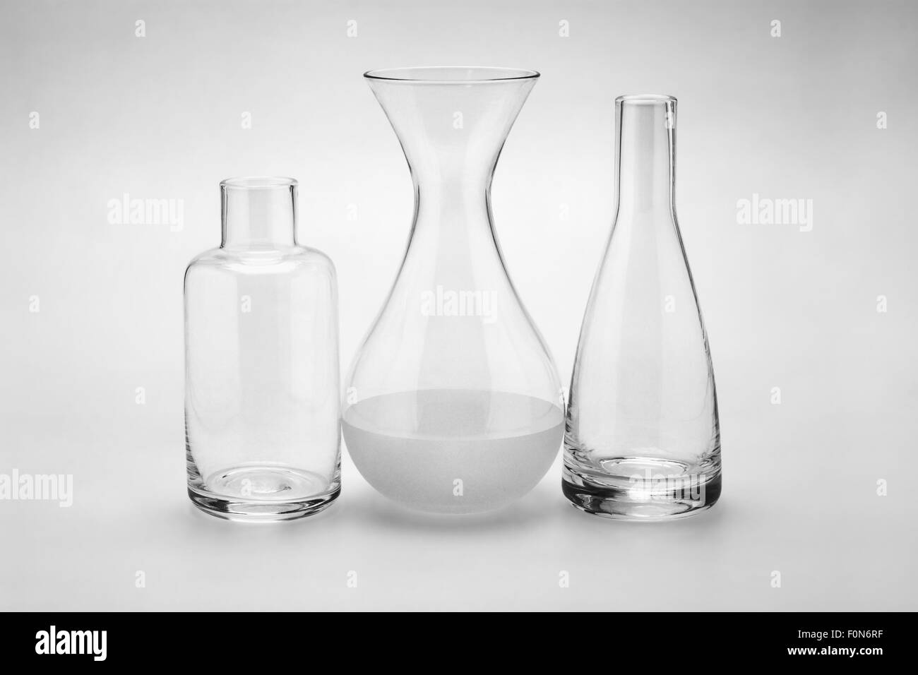 Un assortimento di bottiglie di vetro di varie forme e dimensioni su sfondo senza giunture Foto Stock