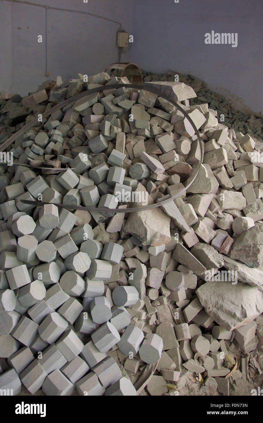 Close-up di una grande quantità di sapone pezzi in pietra tutte ugualmente tagliato con una sega meccanica, questa è la base di qualsiasi sapone artefatti di pietra. Foto Stock