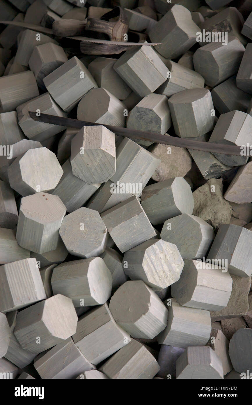 Close-up di una grande quantità di sapone pezzi in pietra tutte ugualmente tagliato con una sega meccanica, questa è la base di qualsiasi sapone artefatti di pietra. Foto Stock