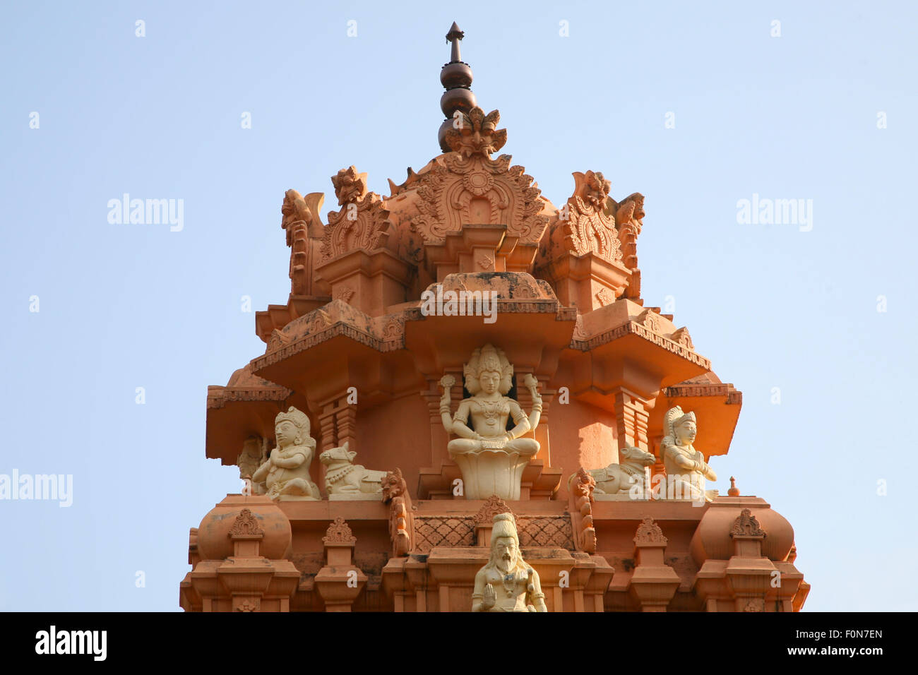 Dettagli del tempio in India contro un cielo blu. Il Kerala. India. Foto Stock