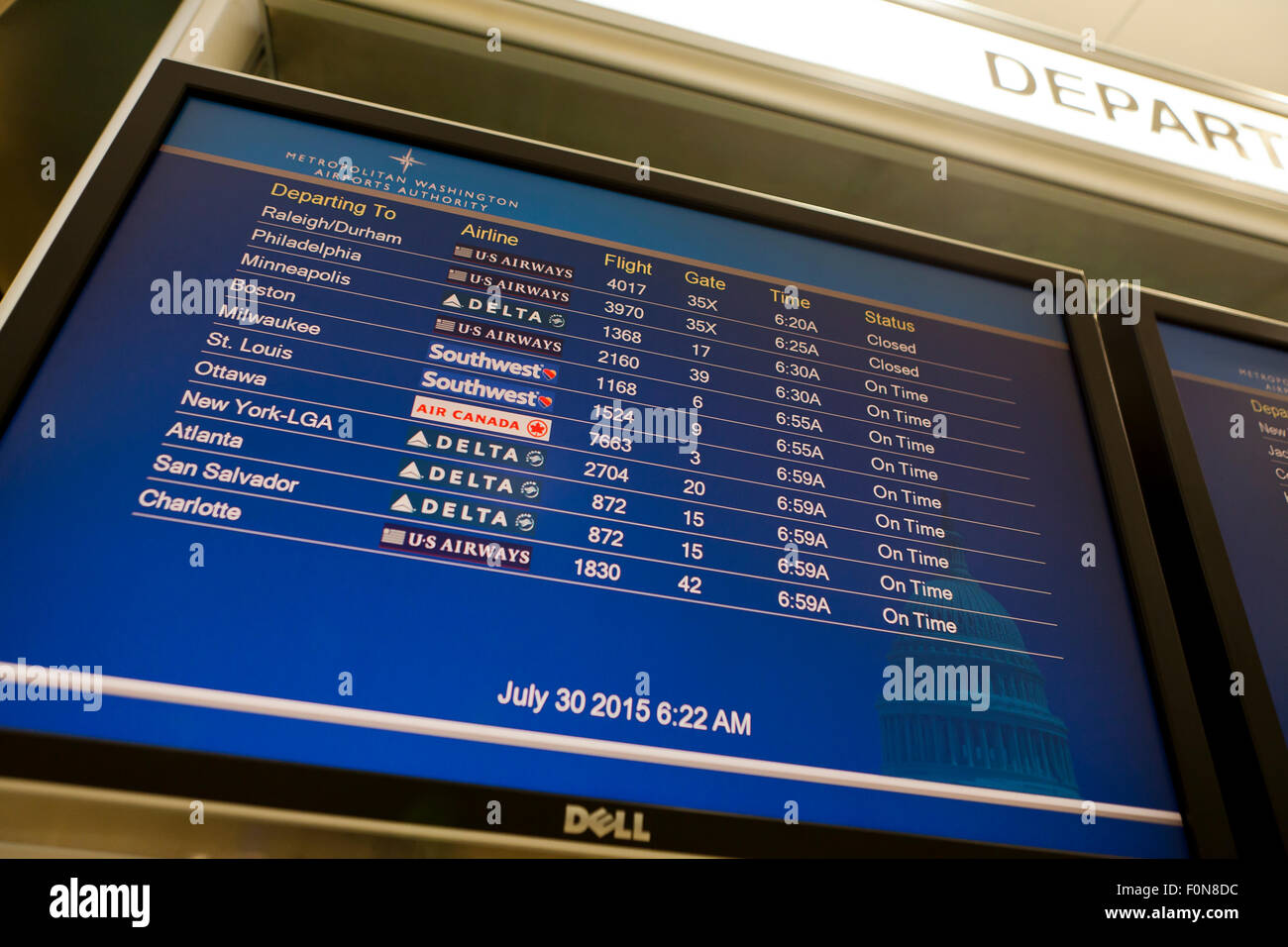 Le informazioni di volo scheda display all'Aeroporto Nazionale Ronald Reagan di Washington - USA Foto Stock