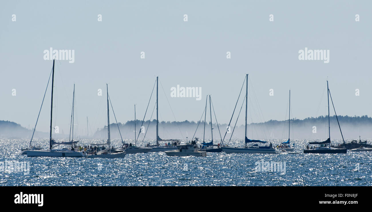 Imbarcazione a vela in gara su midsummers giorno, Kanholmsfjärden, arcipelago di Stoccolma, Svezia, giugno 2009 Foto Stock