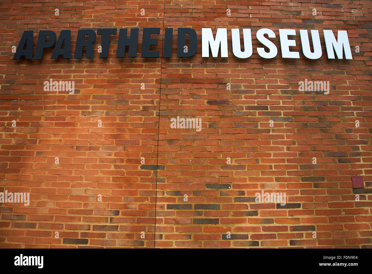 L'insegna del museo dell'apartheid si trova all'ingresso del museo il 20 gennaio 2010 a Johannesburg. Foto Stock