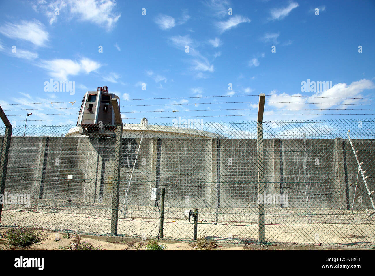 Filo di rasoio infrastrutture di sicurezza proteggendo le scorte di petrolio a Cape Town. Sud Africa Foto Stock