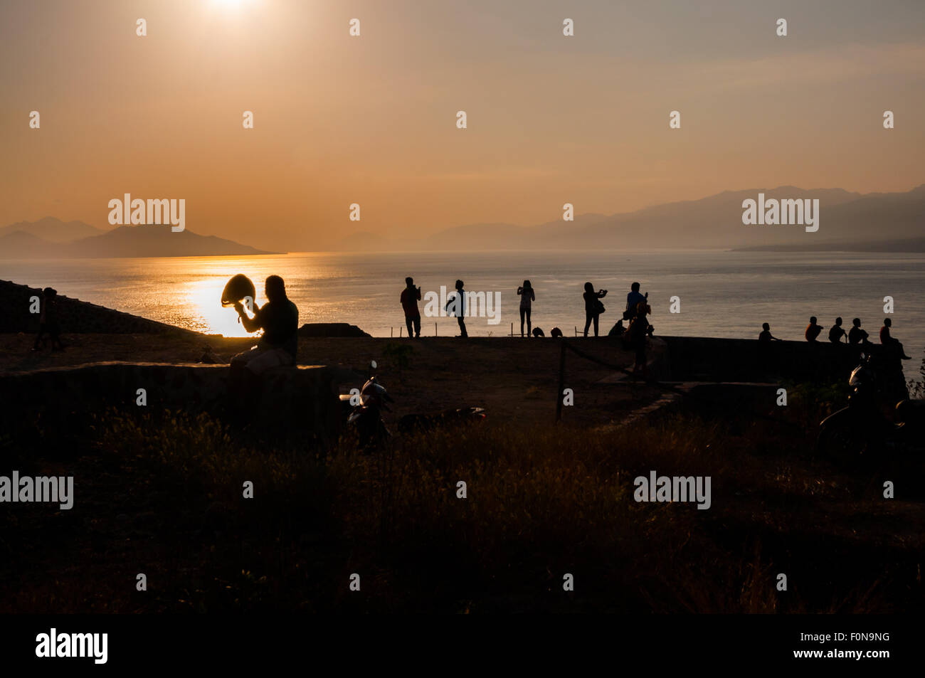 Le persone in spiaggia tropicale prima del tramonto. Foto Stock
