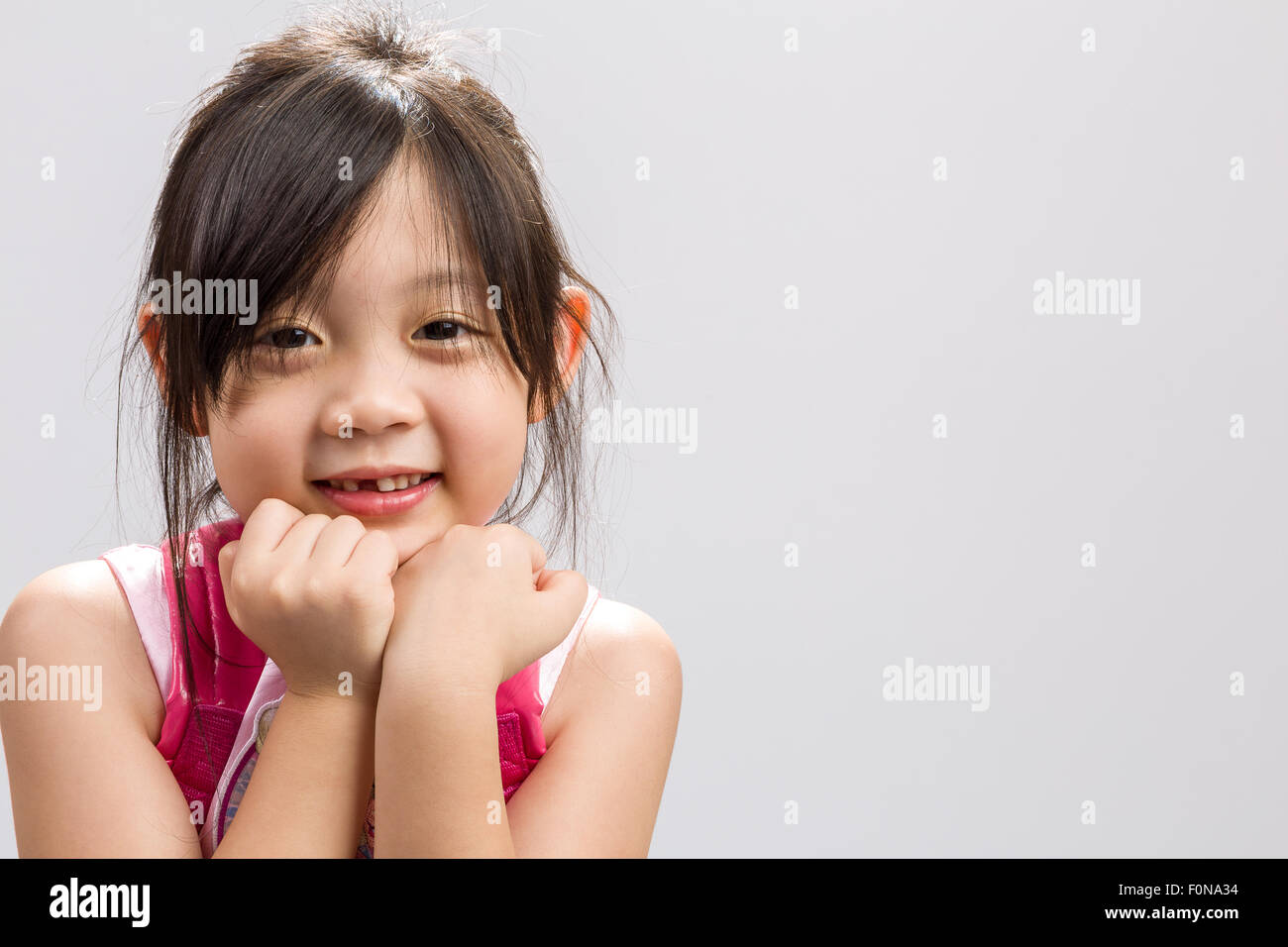 Carino ragazza asiatica sorridente, studio isolato sullo sfondo bianco. Foto Stock