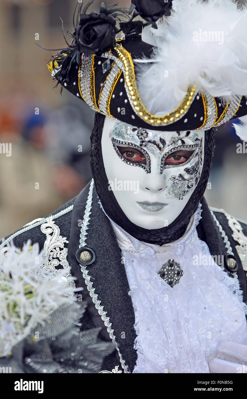 Artista nel bel blu e bianco veneziano costume di carnevale di Venezia 2015 Foto Stock