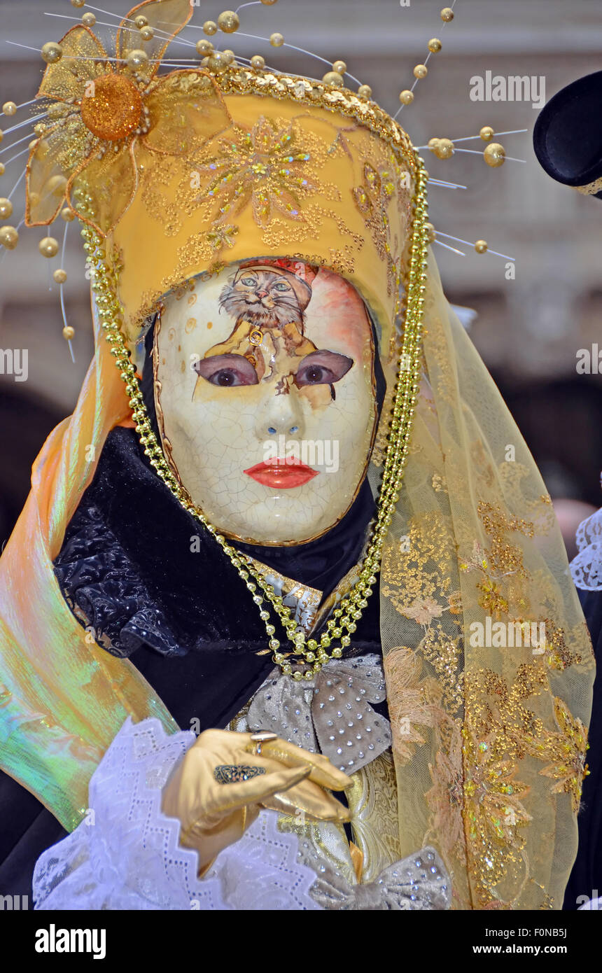 Artista in bella blu e oro veneziano costume di carnevale di Venezia 2015 Foto Stock