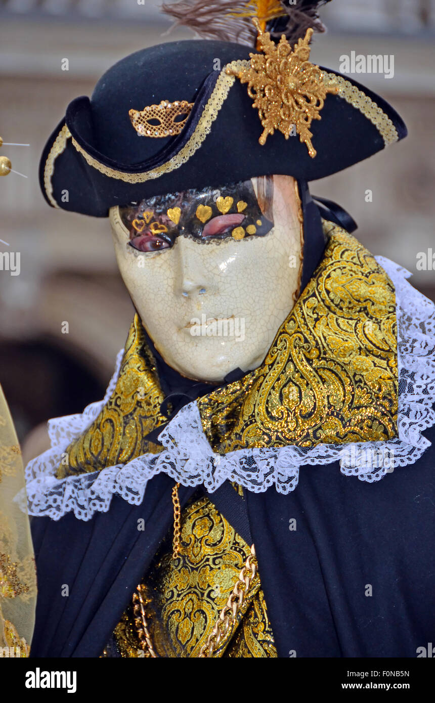 Artista in bella blu e oro veneziano costume di carnevale di Venezia 2015 Foto Stock