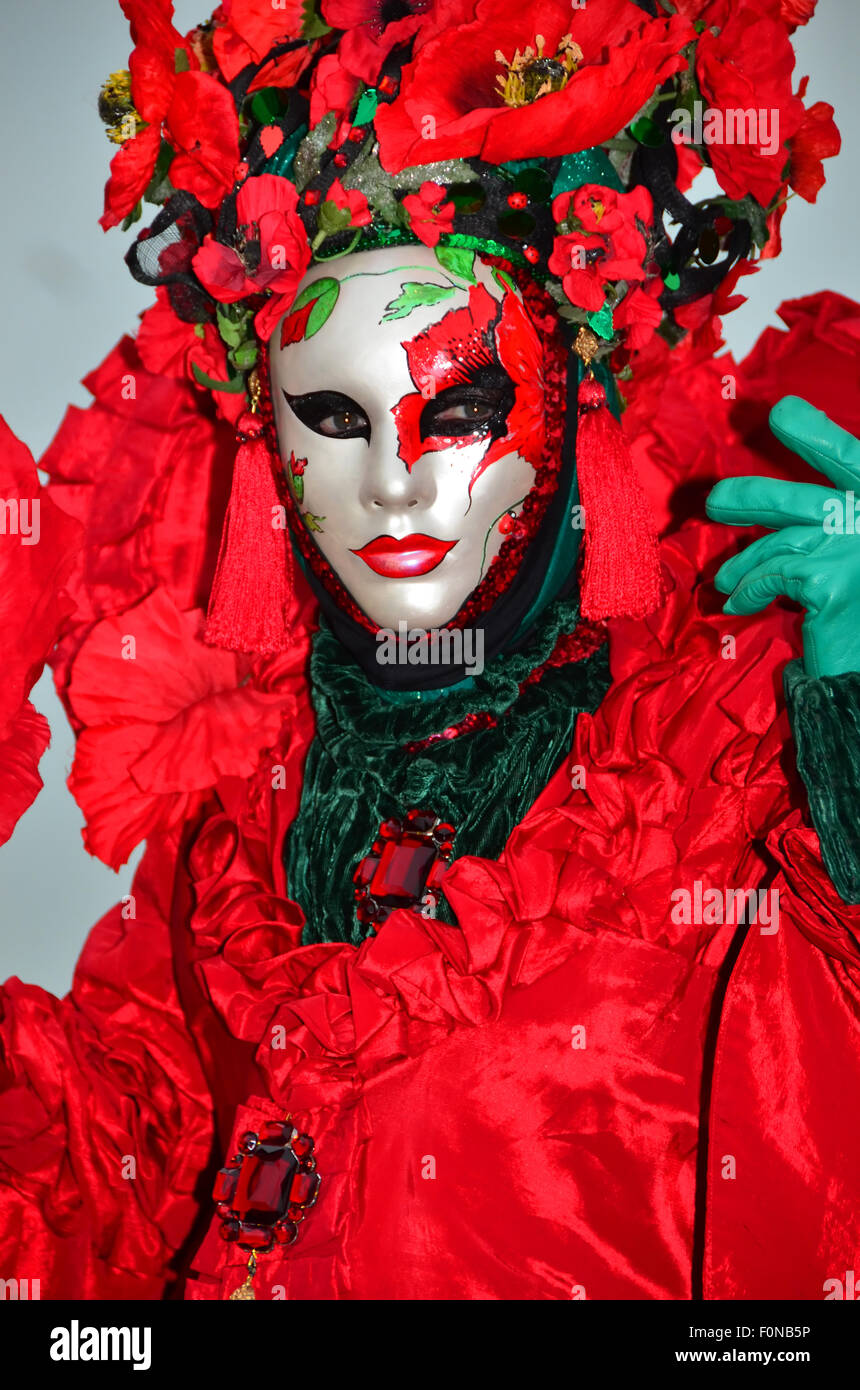 Artista nel bel rosso veneziano costume di carnevale di Venezia 2015 Foto Stock