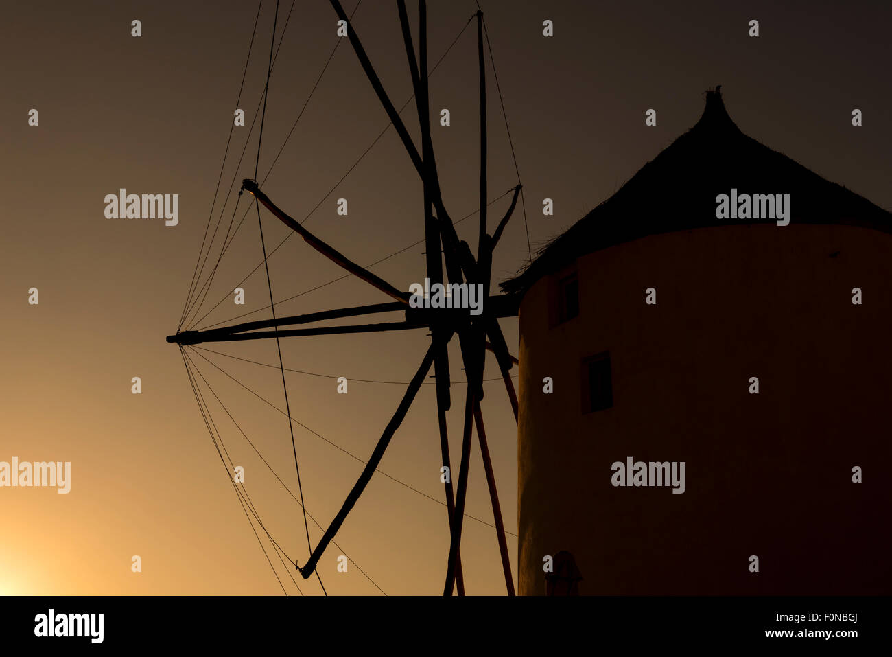 Mulino a vento al tramonto, Oia - Santorini, Grecia Foto Stock