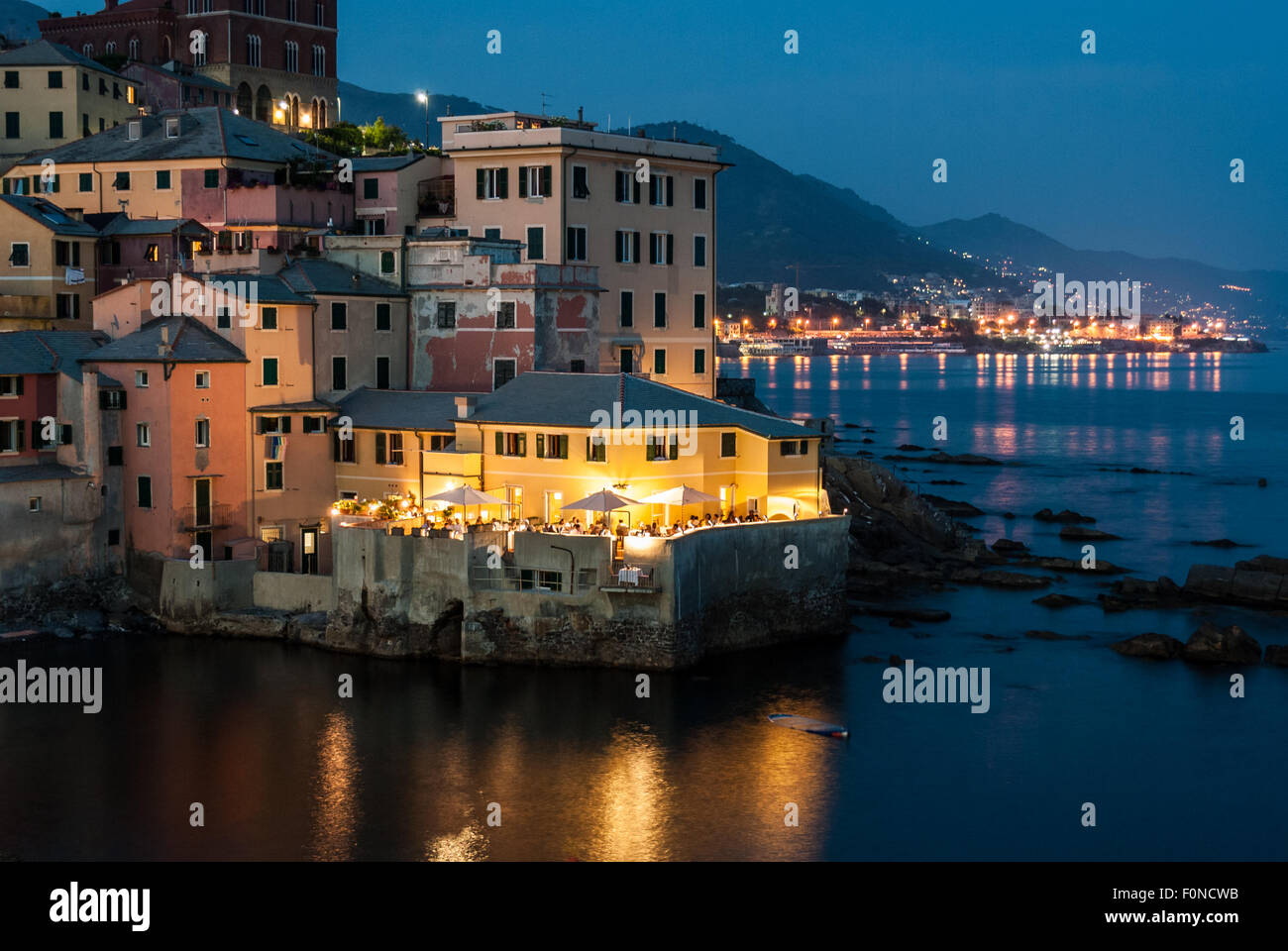 Boccadasse, distretto di Genova, durante una serata estiva Foto Stock