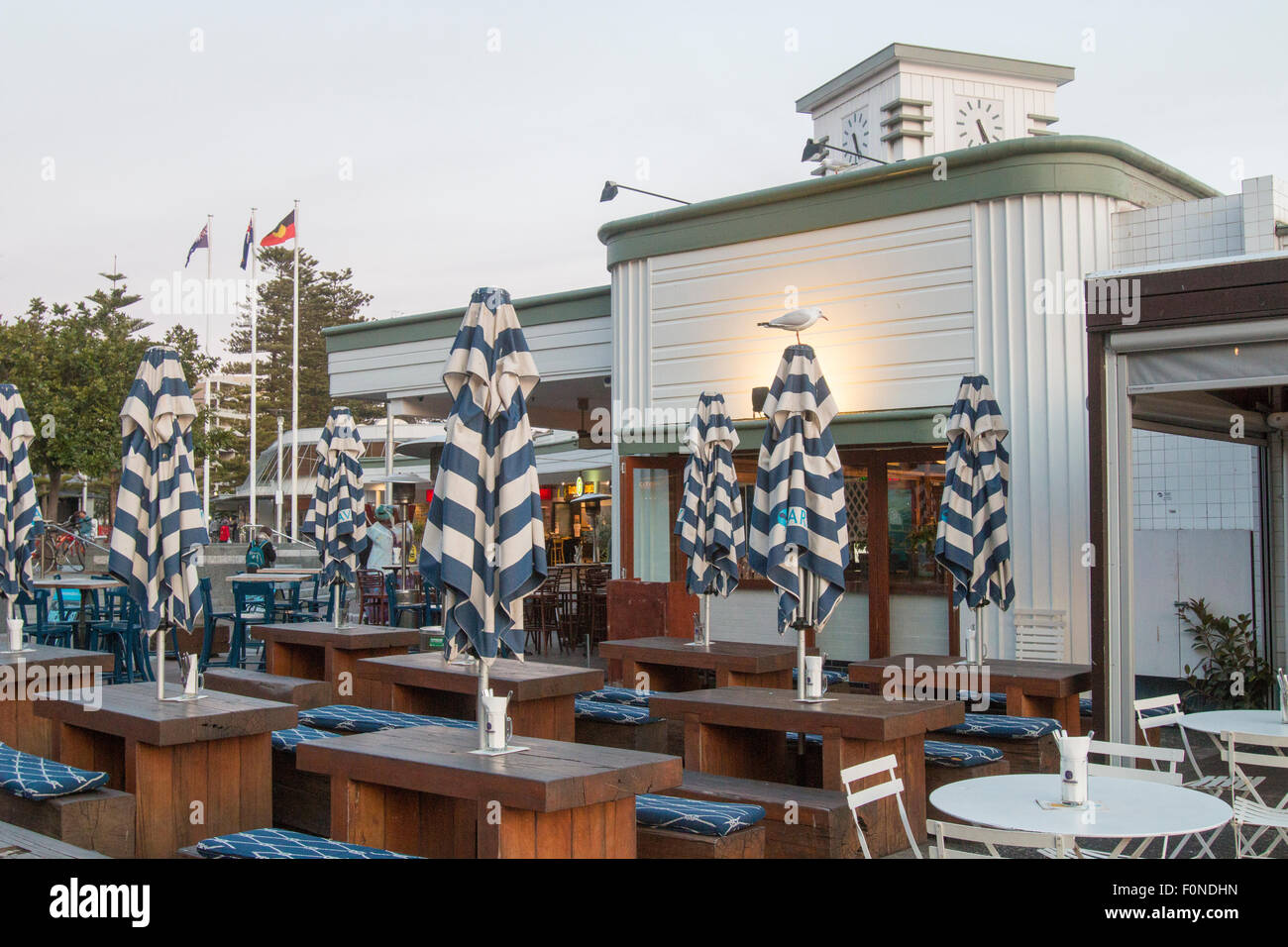 Bier bavarese cafe a Manly Wharf , spiaggia sobborgo di Sydney in prima serata, Nuovo Galles del Sud, Australia Foto Stock