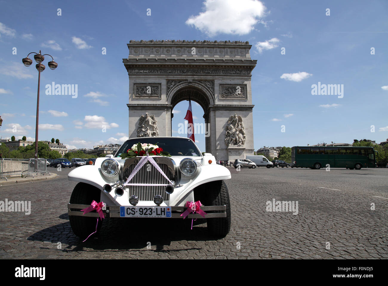 Appena sposato Excalibur automobile all'Arc de Triomphe Arco Trionfale in Parigi Francia Foto Stock