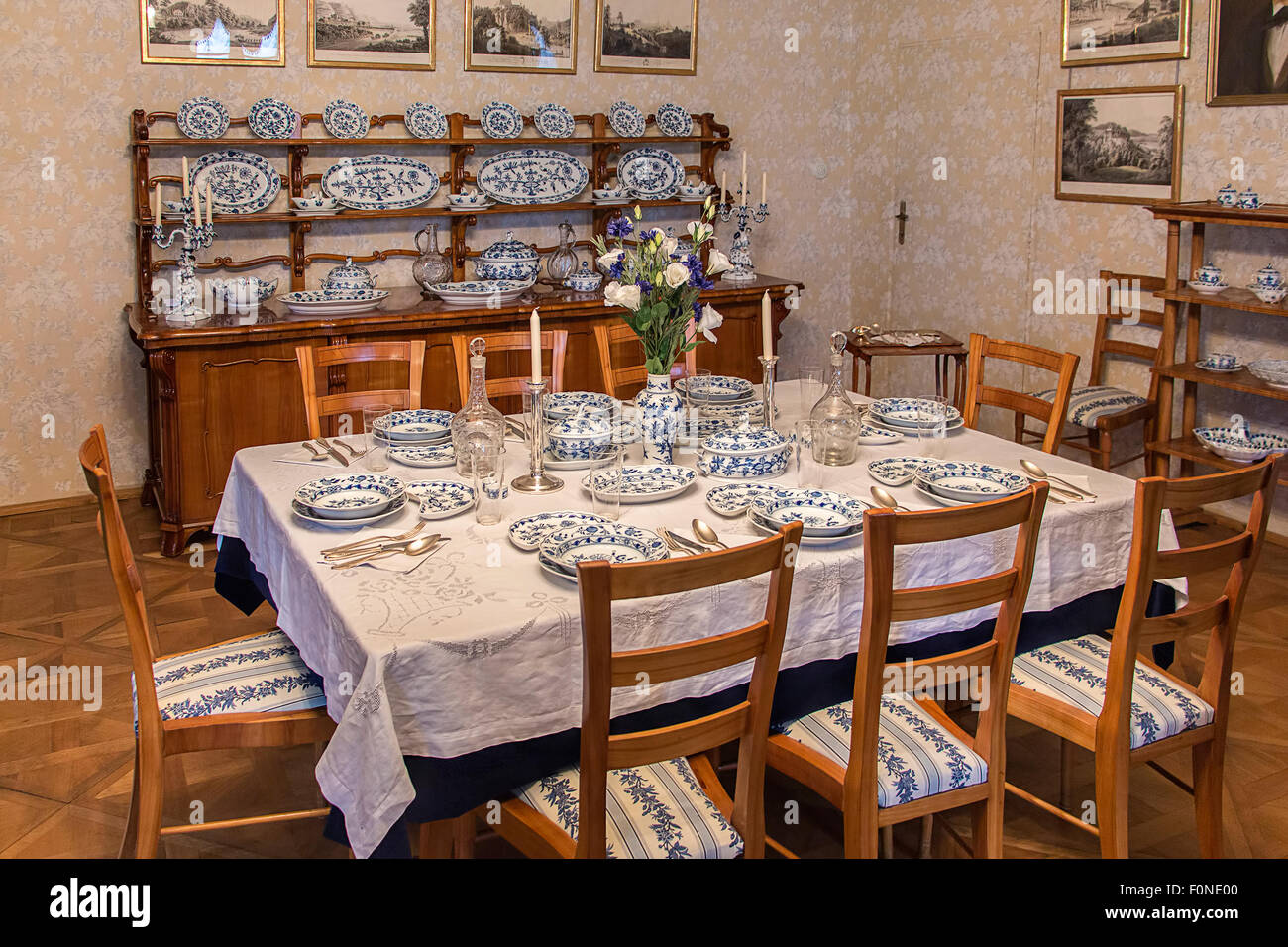 Il castello di Rozumberk (a sud di Praga), Repubblica Ceca - 2 Agosto 2015: la sala da pranzo in classico stile Biedermeier interno fro Foto Stock