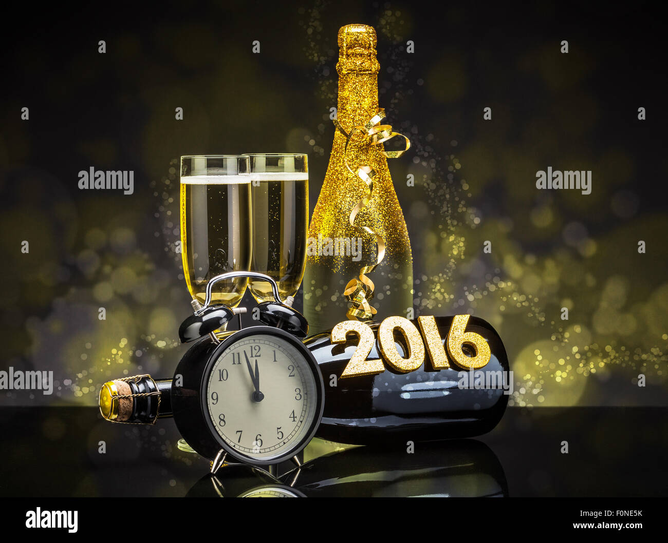 Bicchieri di Champagne pronti a portare nel nuovo anno Foto Stock