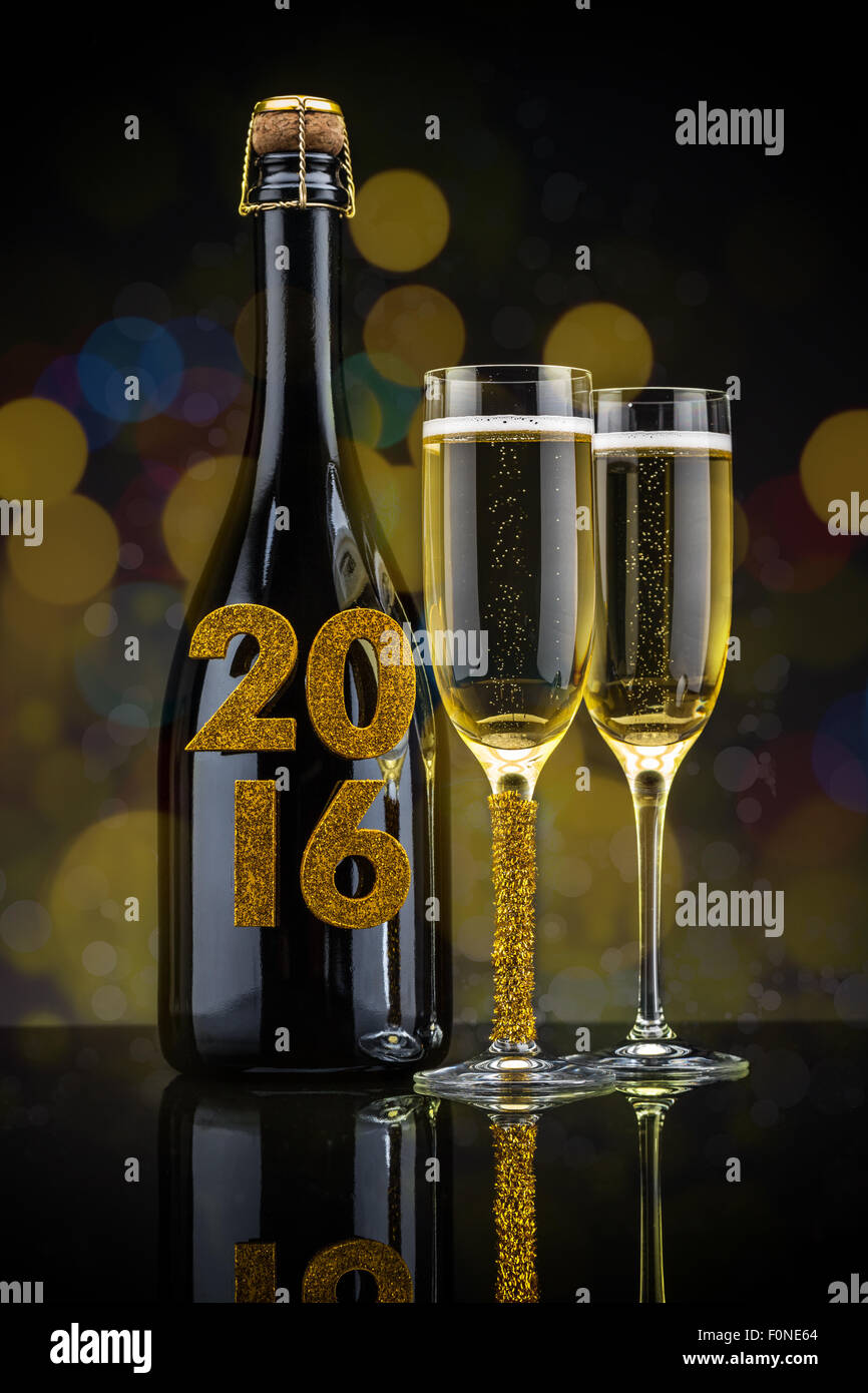 Occhiali con champagne contro fuochi d'artificio, nuovo anno 2016 Foto Stock