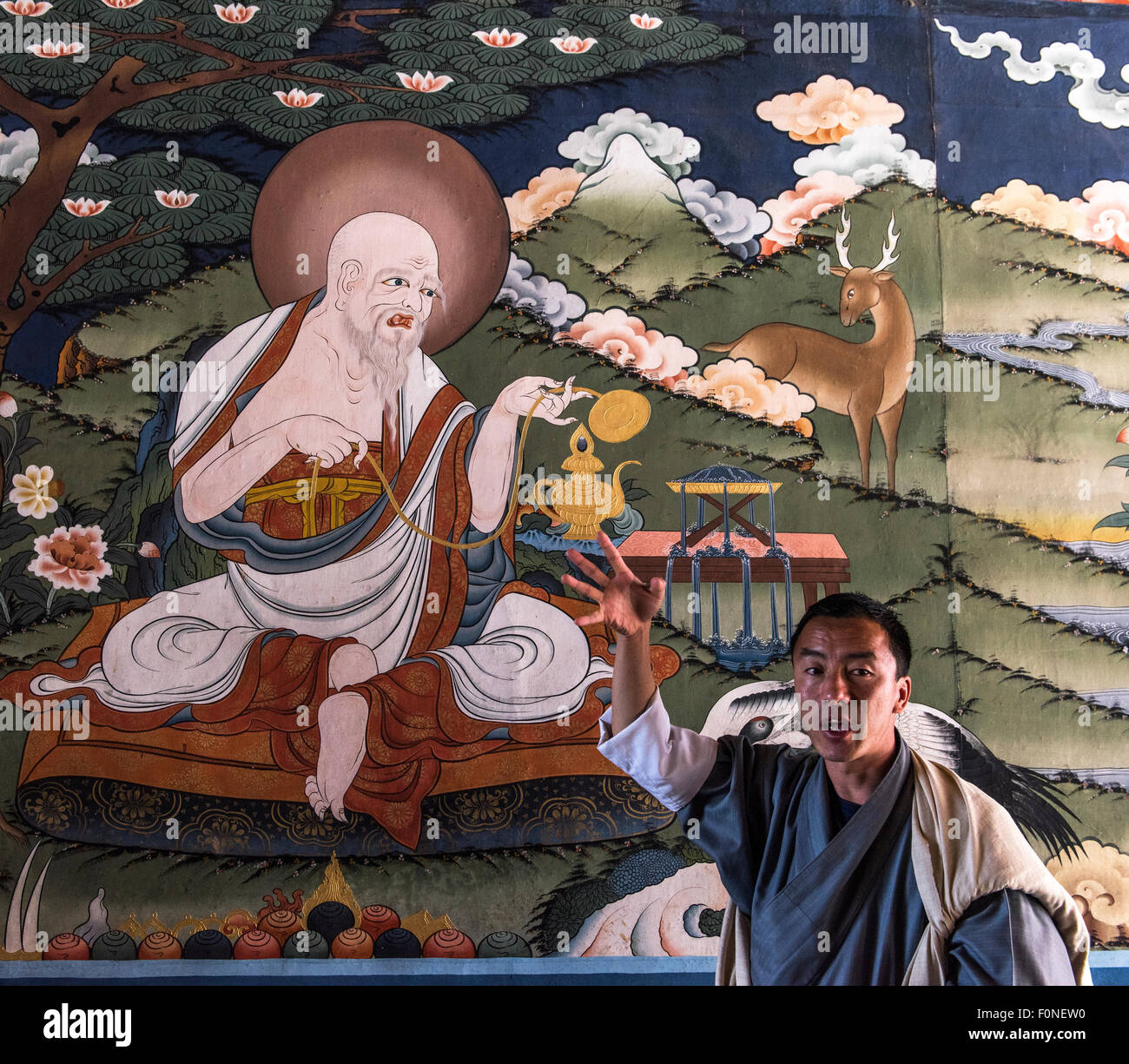 Guida turistica di spiegare il significato di pittura al tempio Punakha Dzong () Buthan Foto Stock