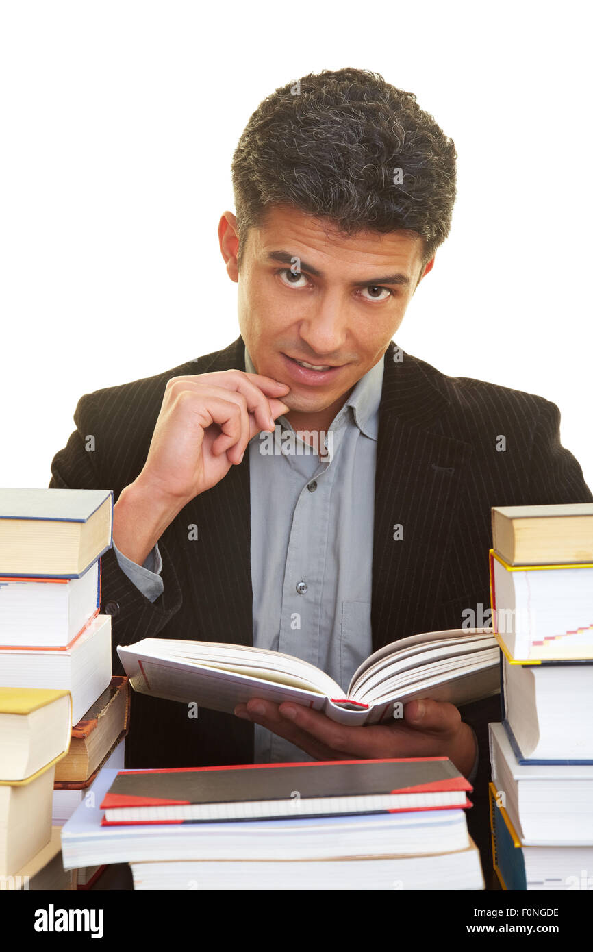 Uomo di apprendimento con i molti libri Foto Stock
