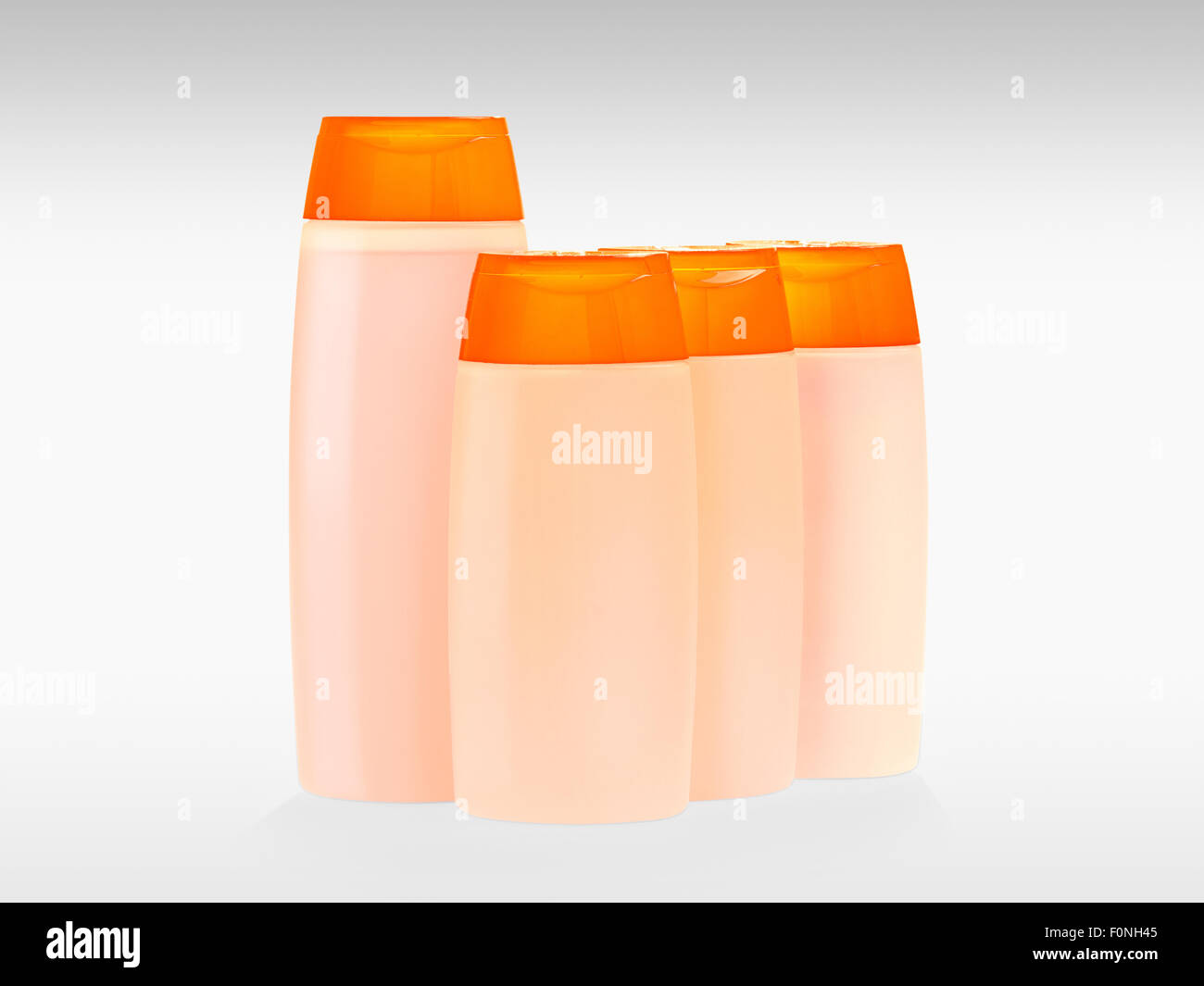 Orange le bottiglie di shampoo isolato su sfondo bianco con maschera di vettore Foto Stock