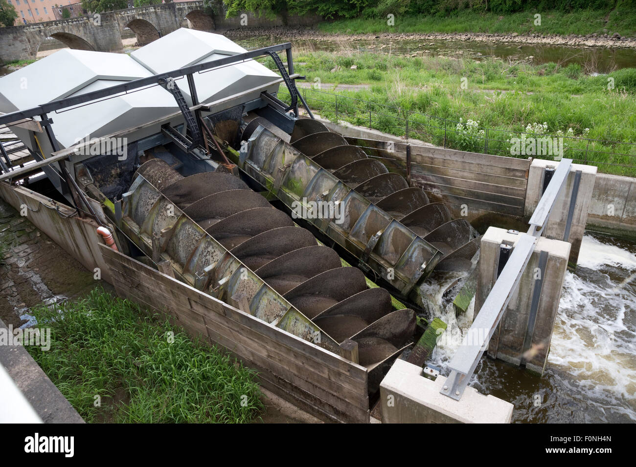 Doppia vite di Archimede hydro turbine sul fiume Werra Hann Munden Bassa Sassonia Germania Foto Stock