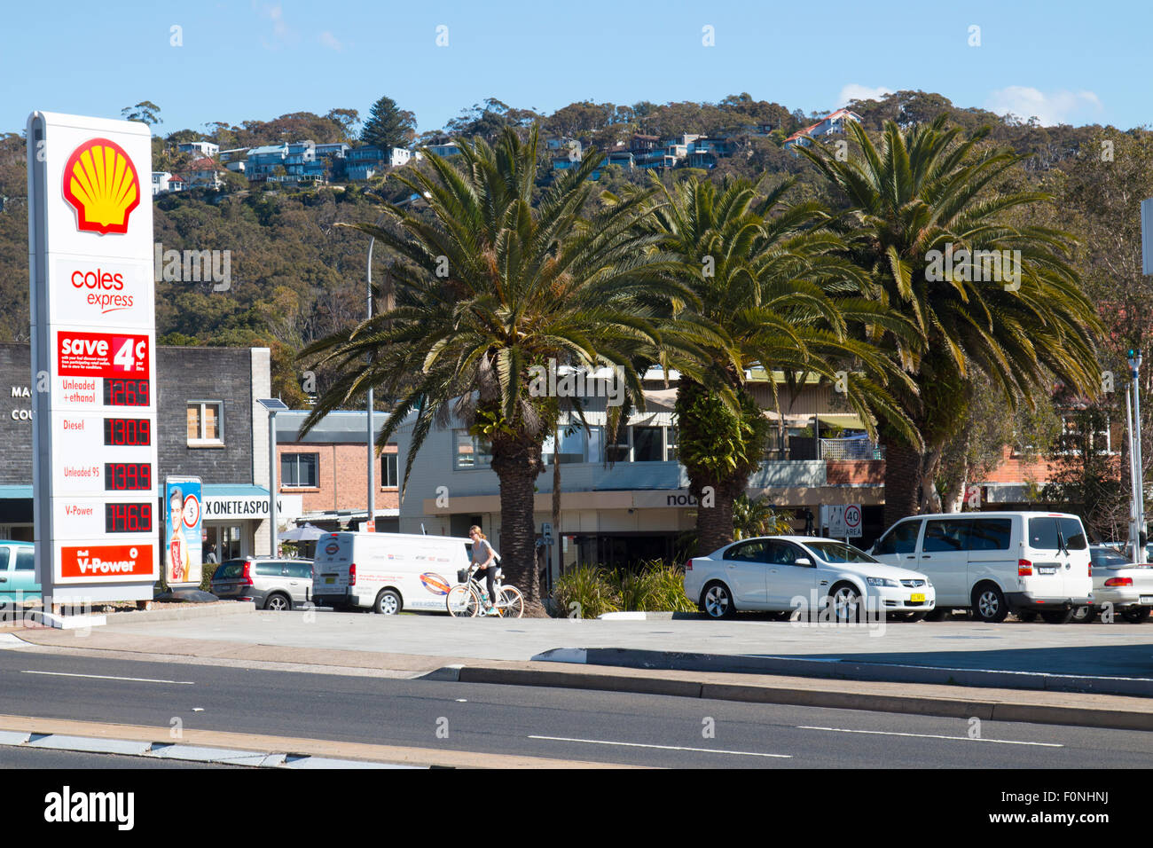 Coles express supermercato e distributore di benzina Shell stazione di carburante di Avalon a nord di Sydney, Nuovo Galles del Sud, Australia Foto Stock