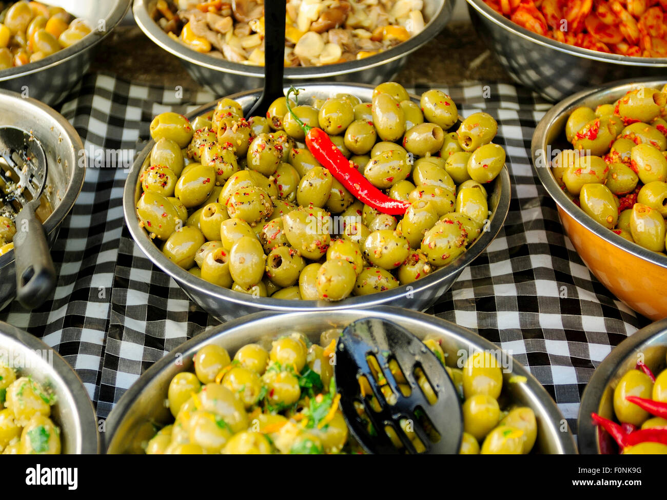 Selezione di olive su diversi tipi di olive per la vendita su un mercato in stallo Foto Stock