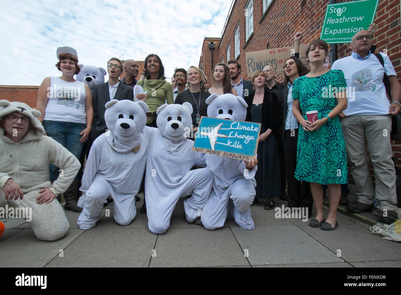 Uxbridge, Londra, UK, 19 Agosto, 2015. Uxbridge Londra, Regno Unito. 19 agosto 2015. I membri del piano stupido che si oppone a una terza pista di atterraggio all' aeroporto di Heathrow è apparso con i loro sostenitori vestito in costumi degli animali a Uxbridge Magistrates Court dopo essere stato accusato di violare l'aeroporto di Heathrow sulla sicurezza il 13 luglio 2015 Credit: amer ghazzal/Alamy Live News Foto Stock